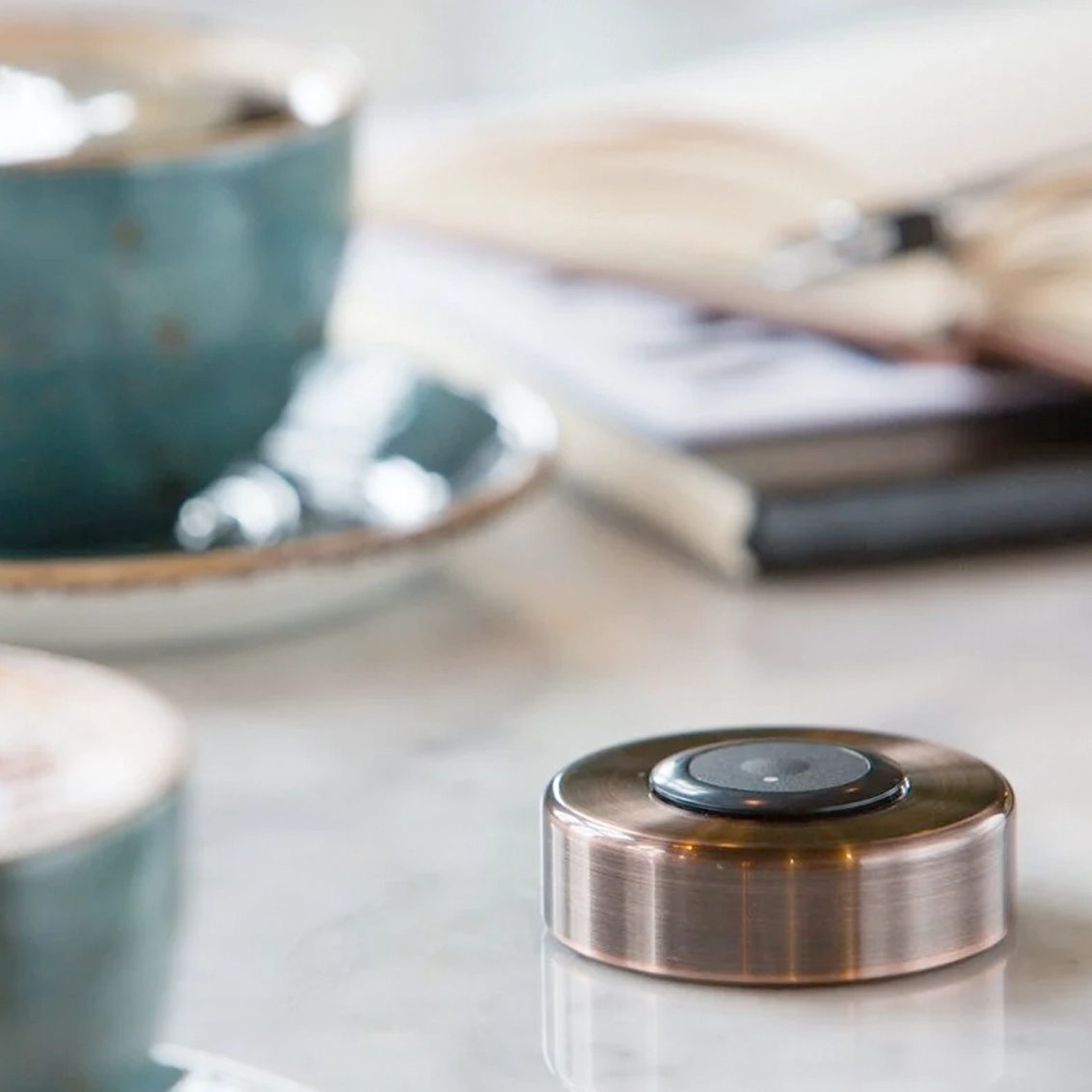 Bouton d’appel de service sur table avec tasse de café – Solutions hôtellerie Alvoko