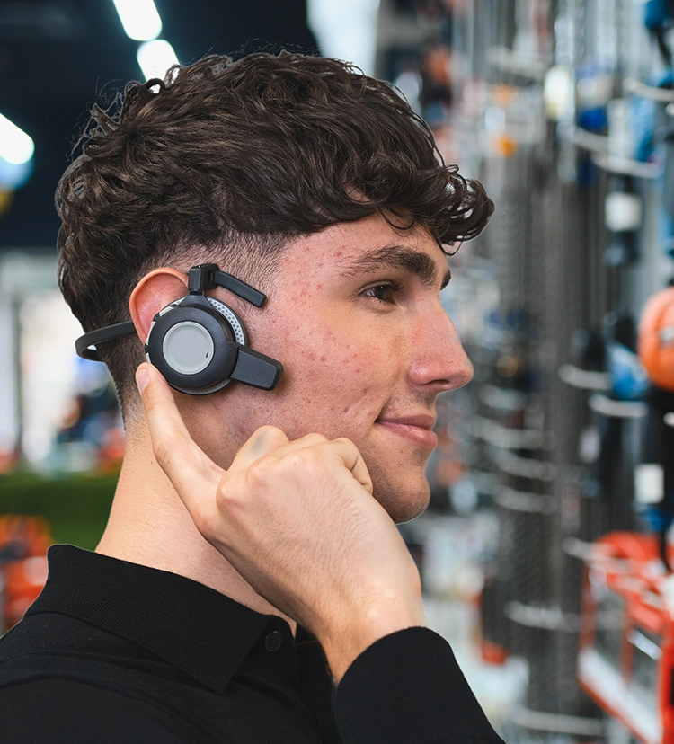 Employés de magasin de bricolage communiquant via un casque VoCoVo S5 à serre-nuque